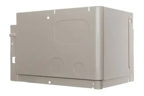 Graue Rückwand für Heizsysteme, hergestellt von Brötje. Sie hat eine rechteckige Form mit mehreren Aussparungen und Befestigungsmöglichkeiten.