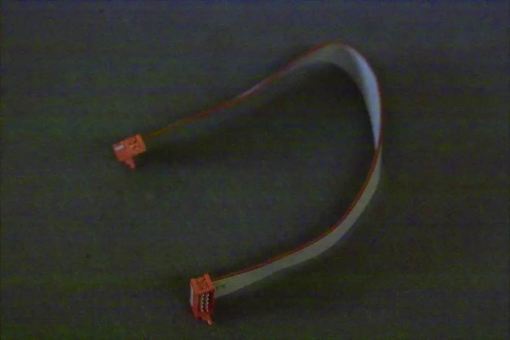 Flachbandkabel mit zwei Steckverbindern an den Enden. Das Kabel ist als Verbindungselement konzipiert und stammt von der Marke Brötje.