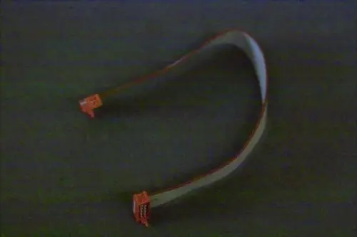Flachbandkabel mit zwei Steckverbindern an den Enden. Das Kabel ist als Verbindungselement konzipiert und stammt von der Marke Brötje.
