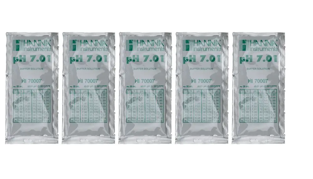 Fünf einzeln verpackte Beutel mit Pufferlösung für pH 7.01 von Brötje, jeweils mit Angaben zur genauen pH-Wert-Korrektur und Lagerbedingungen.