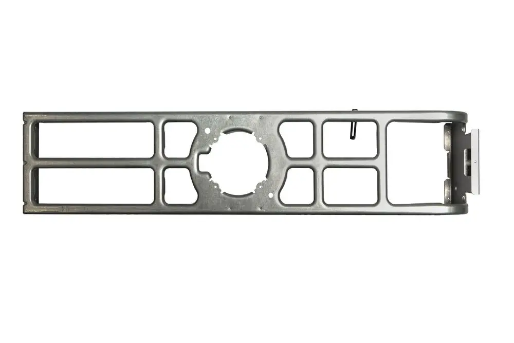 Brötje Motorhalter in länglicher Form mit mehreren Öffnungen und Aussparungen, gefertigt aus Metall, dargestellt auf einem weißen Hintergrund.
