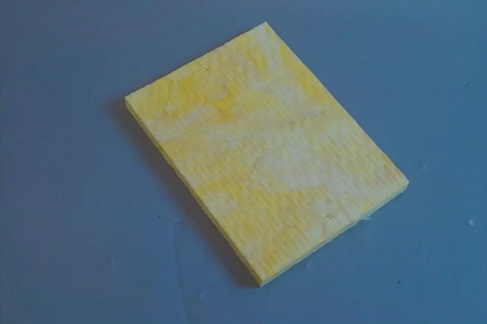 Gelbe Dichtung auf grauem Untergrund. Sichtbare Struktur und Oberflächenbeschaffenheit. Produkt von Brötje.