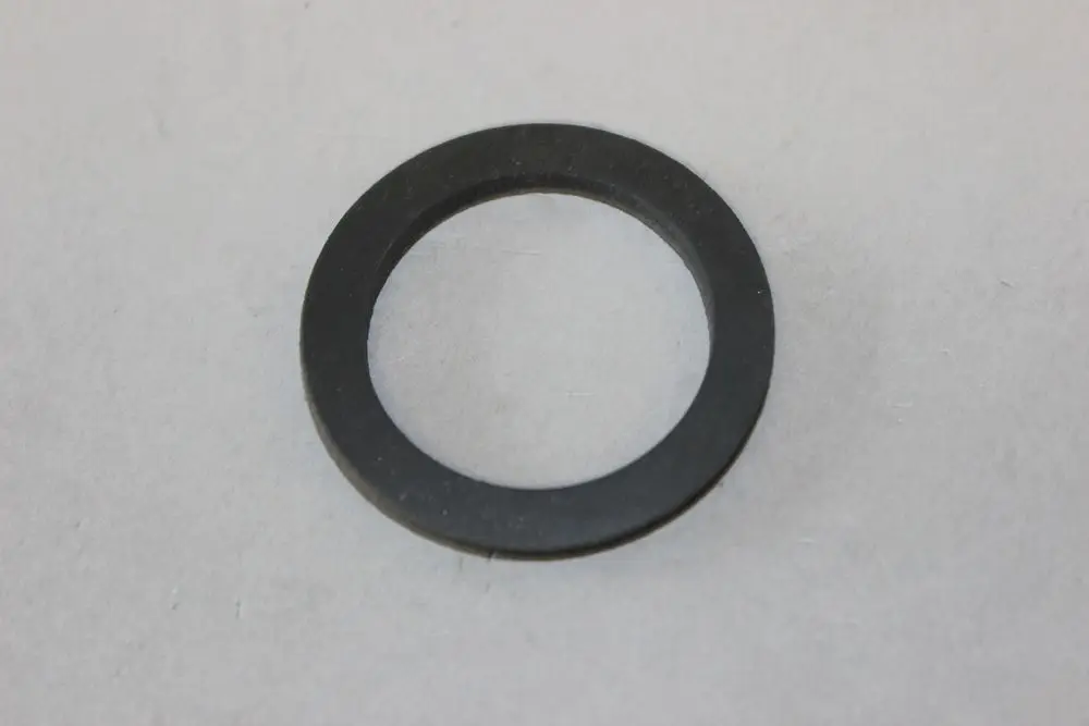 Schwarze Dichtung von Brötje, kreisförmig mit durchgehendem Loch in der Mitte, auf heller Unterlage.