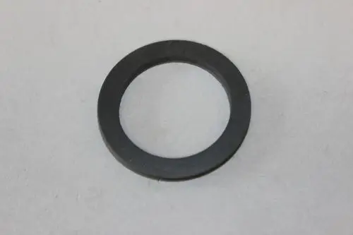 Schwarze Dichtung von Brötje, kreisförmig mit durchgehendem Loch in der Mitte, auf heller Unterlage.