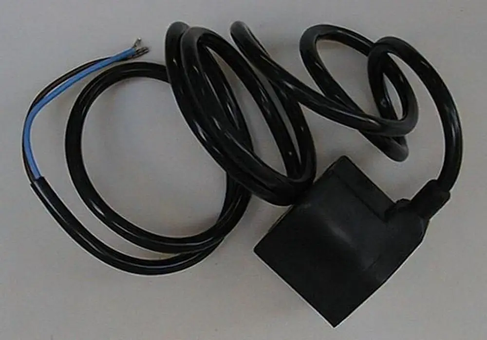 Schwarzes, spiralförmiges Kabel mit einem rechteckigen Stecker und zwei abisolierten Drähten. Teil eines Brötje Magnetventils.