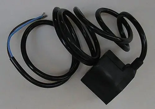Schwarzes, spiralförmiges Kabel mit einem rechteckigen Stecker und zwei abisolierten Drähten. Teil eines Brötje Magnetventils.