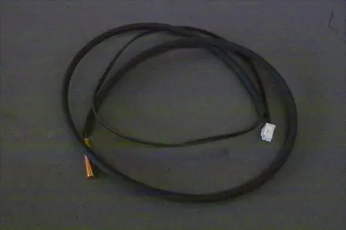 Brötje Verdichterrückflussfühler, mit einem schwarzen Kabel und einem senkrechten Metallanschluss, auf dunklem Untergrund.