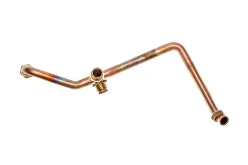 Vorfabriziertes Rohr aus Kupfer mit unterschiedlichen Gewindeverbindungen, möglicherweise für einen Brötje-Wärmetauscher.