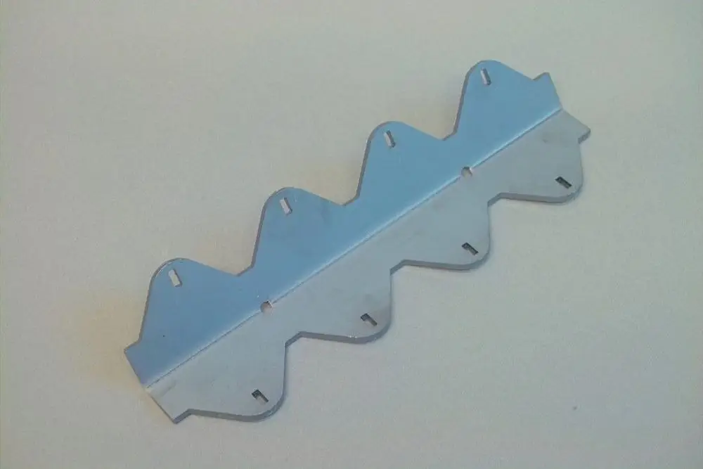 Brötje Wirbulator aus Metall mit mehreren Ausstanzungen, in länglicher Form, auf hellem Hintergrund.
