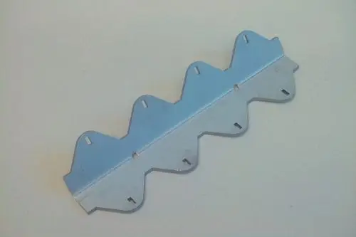 Brötje Wirbulator aus Metall mit mehreren Ausstanzungen, in länglicher Form, auf hellem Hintergrund.