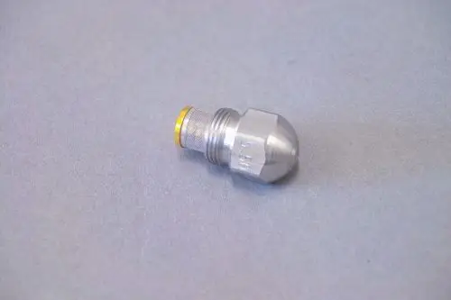 Brötje Düse aus Metall mit abgerundetem Ende und Gewinde, geeignet für Heizsysteme. Sichtbare Gravur auf der Oberseite.