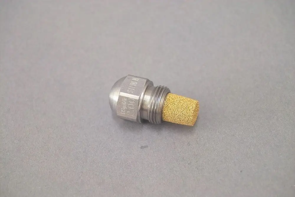 Brötje Düse aus Metall mit poröser, gelber Spitze. Das Produkt hat ein gewindedes Ende und wird zur Regelung von Flüssigkeitsströmungen verwendet.