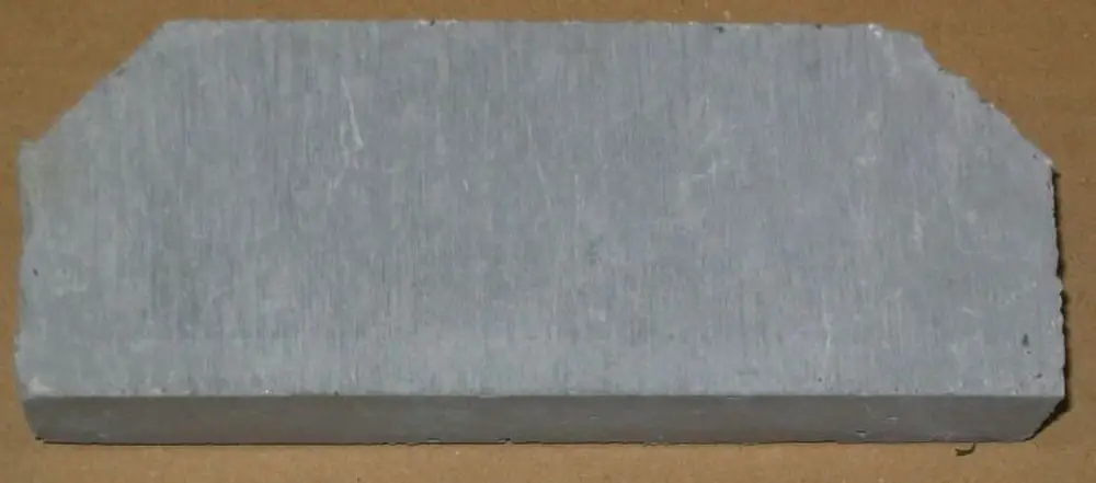 Grauer Heizkörper aus einem Brötje Produkt, rechteckige Form mit abgerundeten Ecken, flache Oberfläche, neutraler Hintergrund.