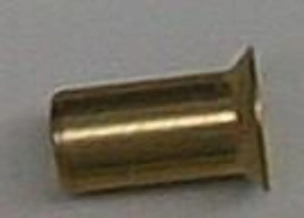 Brötje Düse in metallischer Ausführung, zylindrisch mit breiterer Basis. Teil eines Systems zur Gaszufuhr oder -verbrennung.
