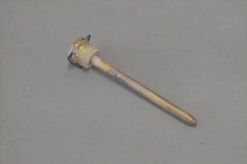 Brötje Tauchhülse mit einem zylindrischen Metallkörper und einem Gewinde, geeignet für Anwendungsbereiche wie Verdampfer oder Kondensatoren.