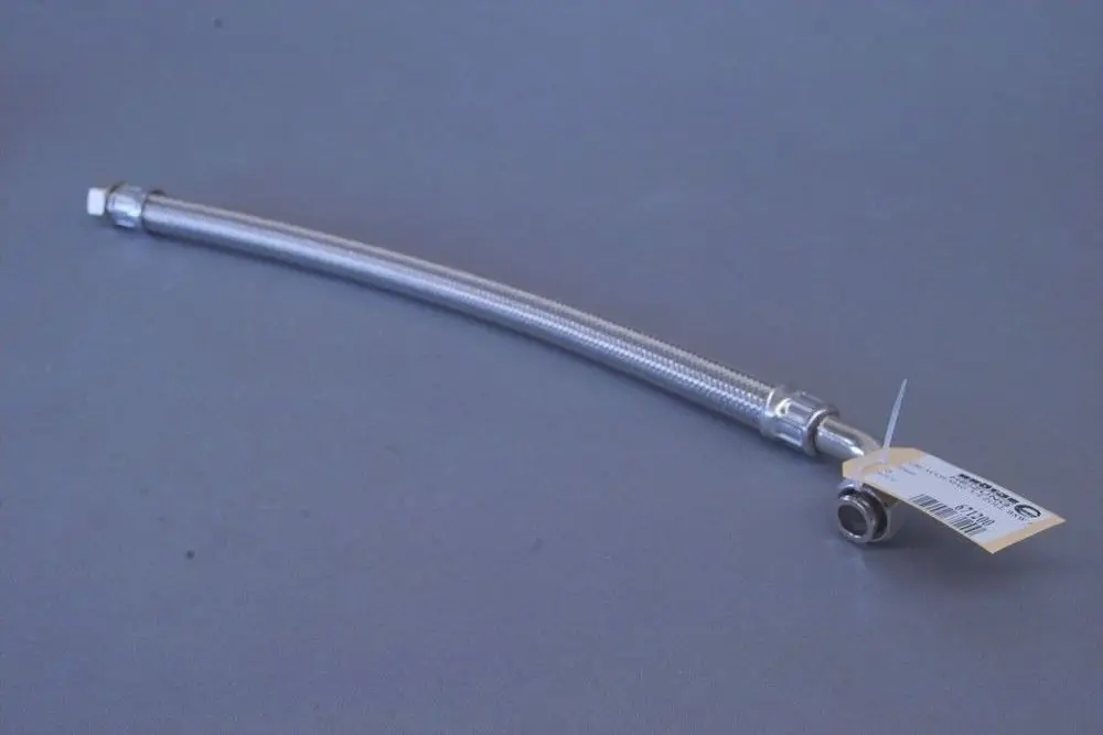Brötje Schlauch mit gewellter Oberfläche und zwei Anschlussgewinden an den Enden, hergestellt aus flexiblem Material. Ideal für Rohrleitungssysteme.