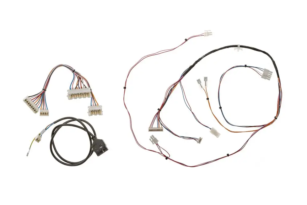 Kabelbaum von Brötje mit mehreren Steckverbindern und Drähten, in zwei Sektionen unterteilt, zur Verbindung von elektrischen Komponenten.