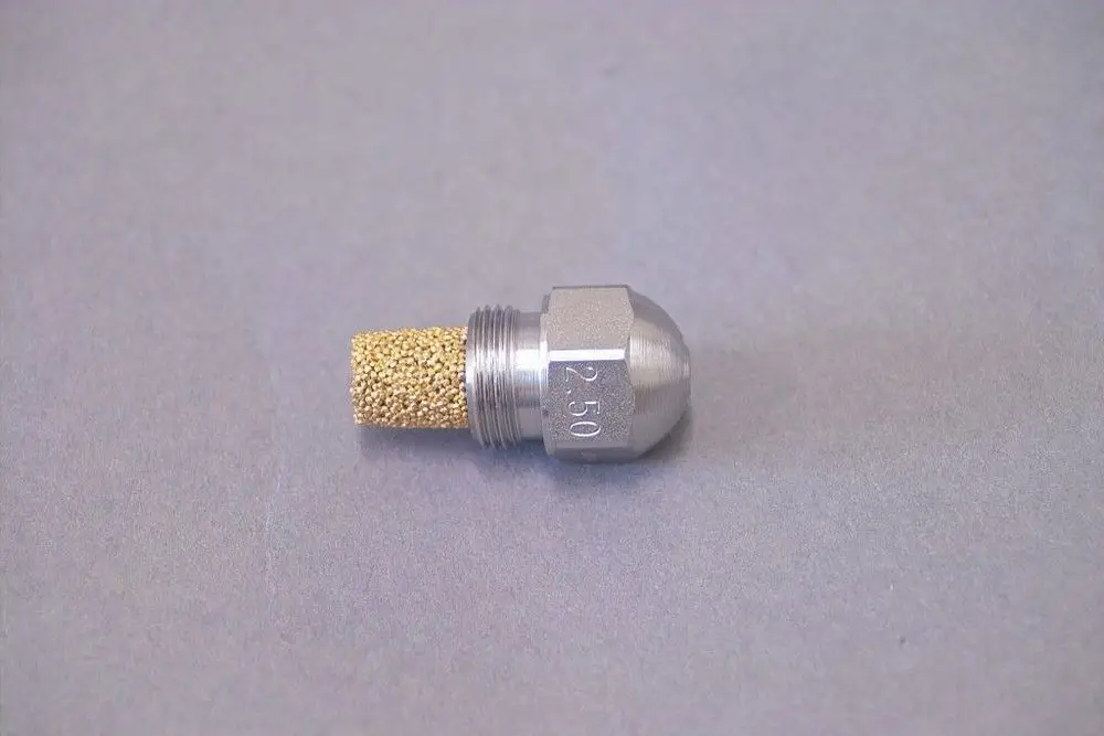 Brötje Düse mit einem metallischen Gehäuse und einem porösen Einsatz, geeignet für den Einsatz in Heizsystemen oder Ähnlichem.