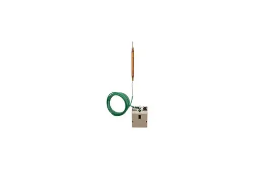 Brötje Regelgerät mit einer grünen Anschlussleitung und einem Sensor, montiert auf einem rechteckigen Gehäuse.