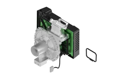 Brötje Platine-/Ventilatoreinheit, bestehend aus einem silbernen Gehäuse mit integriertem Ventilator und einer schwarzen Rückwand. Neben dem Bauteil ist ein dichtendes Element sichtbar.