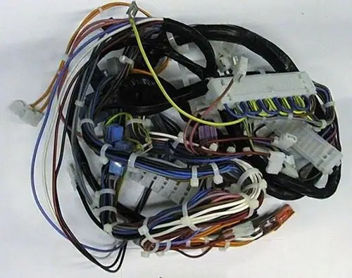 Kabelbaum mit mehreren farbigen Leitungen und Steckverbindern, hergestellt von Brötje. Die Kabel sind zusammengebunden und scheinen für elektrische Verbindungen konzipiert zu sein.