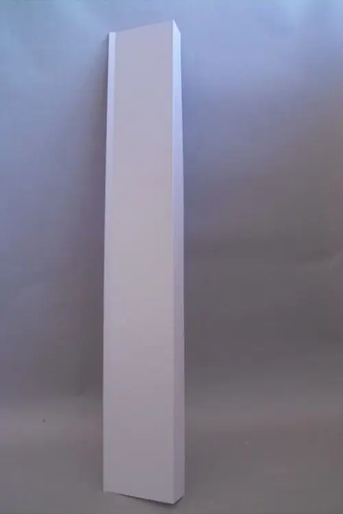 Weißes, vertikales Eindeckblech von Brötje, präsentiert auf grauem Hintergrund. Die blattähnliche Form ist flach und klar strukturiert.