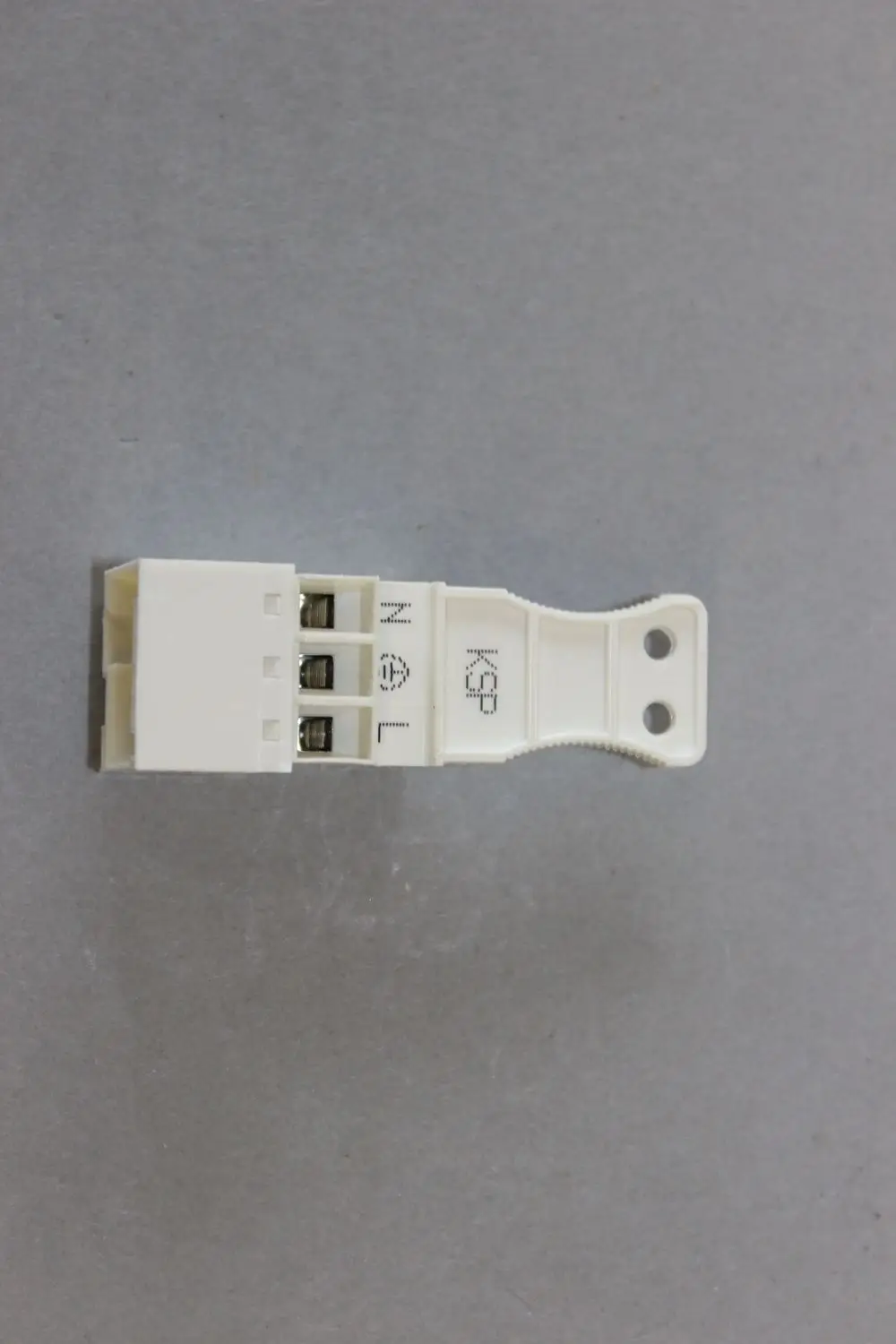 Stecker von Brötje mit drei Anschlussklemmen, gekennzeichnet für Neutralleiter (N) und L (Phase). Weißes Kunststoffgehäuse mit Befestigungspunkt.
