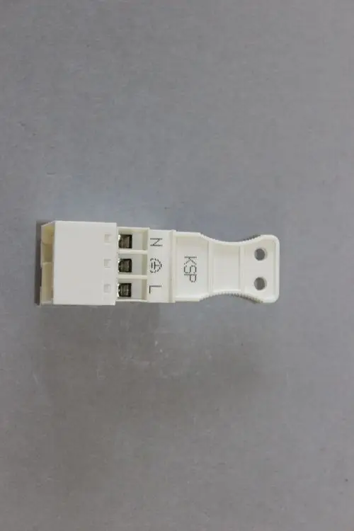 Stecker von Brötje mit drei Anschlussklemmen, gekennzeichnet für Neutralleiter (N) und L (Phase). Weißes Kunststoffgehäuse mit Befestigungspunkt.