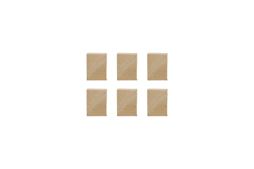 Sechs Holzkeile in quadratischer Form, gleichmäßig angeordnet. Die Oberfläche ist schlicht und in einem hellen Farbton gehalten, geeignet für Anwendungen von Brötje.
