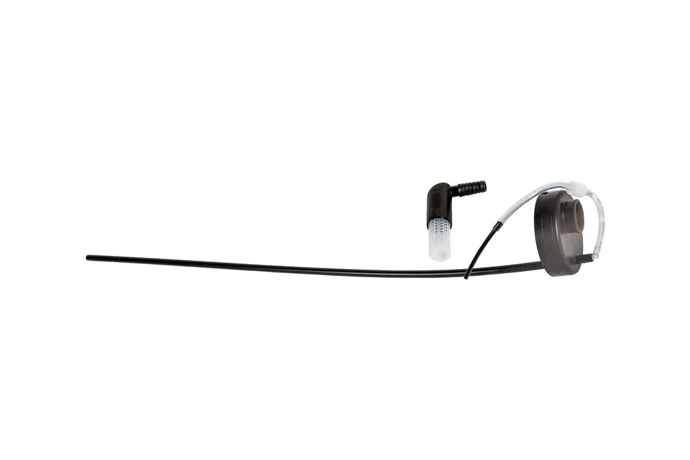 Brötje-Produkt mit einem runden, schwarzen Diffusor und einem flexiblen Schlauch, der abwärts verläuft. Das Design ist funktional und zweckmäßig ohne zusätzliche Details.