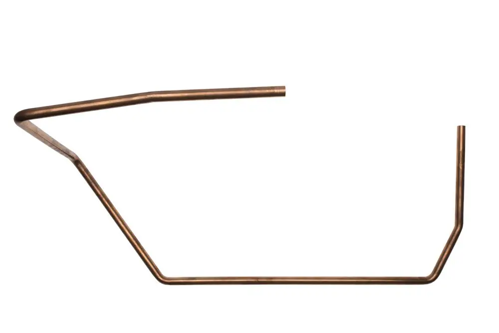 Kupferrohr in charakteristischer Form, das vermutlich Teil eines Heizsystems von Brötje ist. Das Rohr hat mehrere Biegungen und Enden in unterschiedlichen Längen.