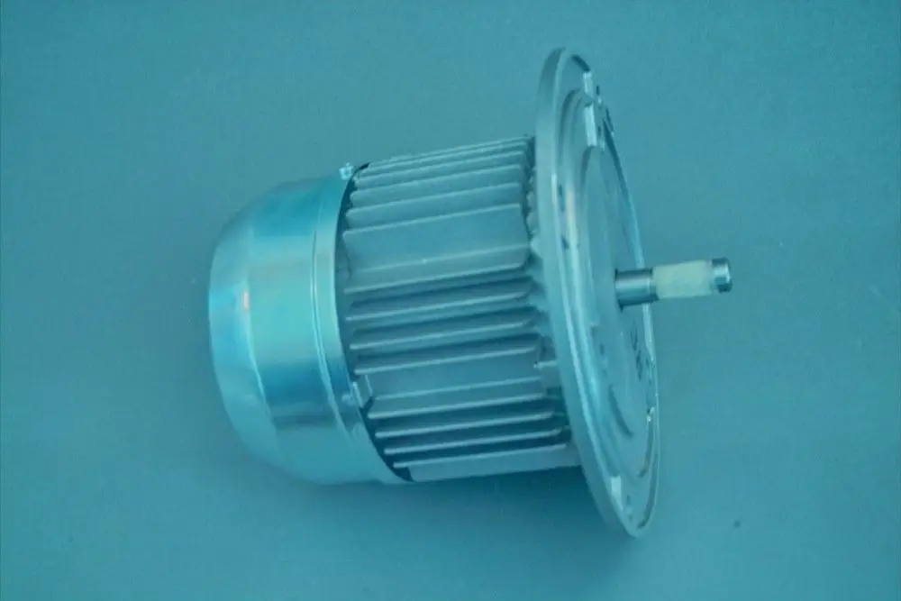 Motor von Brötje mit einer runden, metallischen Gehäusekonstruktion und einem angeschlossenen Schaft. Die Oberfläche ist geschlitzt für eine optimale Luftzirkulation.