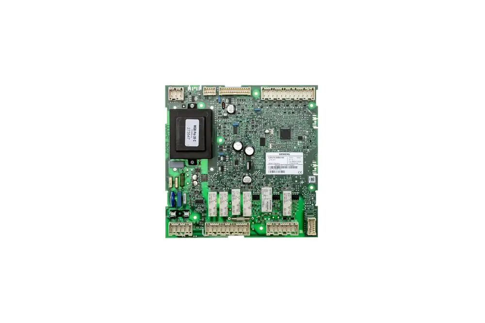 Grüne Leiterplatte mit verschiedenen Anschlussklemmen und einem zentralen Prozessor, beschriftet mit der Marke Brötje. Elektronische Bauteile und Chips sind deutlich sichtbar.
