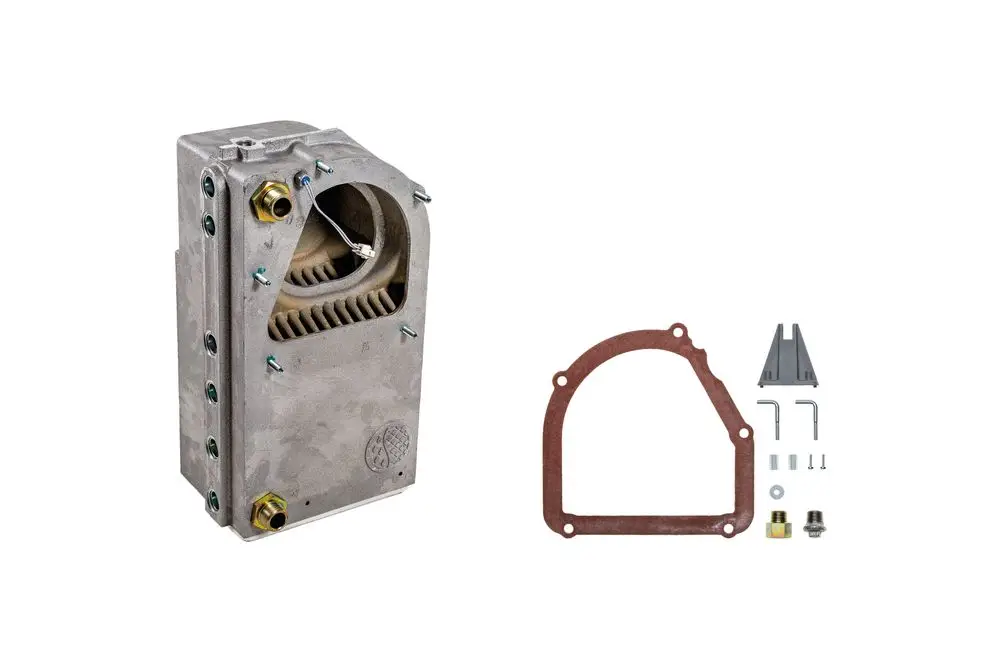 Brötje Wärmetauscher in Aluminium mit Anschlussgewinden. Neben dem Wärmetauscher sind eine Dichtung, Halterungen und Befestigungsmaterialien abgebildet.
