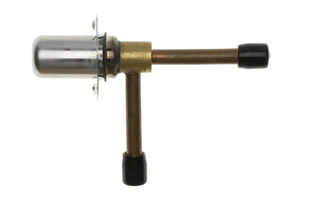 Brötje Expansionsventil mit einem Metallkörper, einer Anschlussleitung und zwei Gummistopfen. Das Ventil hat eine zylindrische Form und ist für Heizsysteme konzipiert.