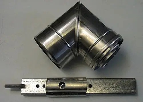 Brötje Rohrbogen aus glänzendem Metall, geformt in einem 90-Grad-Winkel, liegt auf einer neutralen Oberfläche. Es zeigt eine Verbindung für Rohre oder Kanäle.