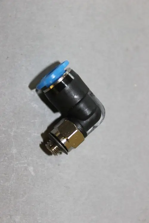 Brötje Schlauchkupplung in 90-Grad-Form mit einem blauen Push-in-Anschluss und einer metallischen Gewindeverbindung.