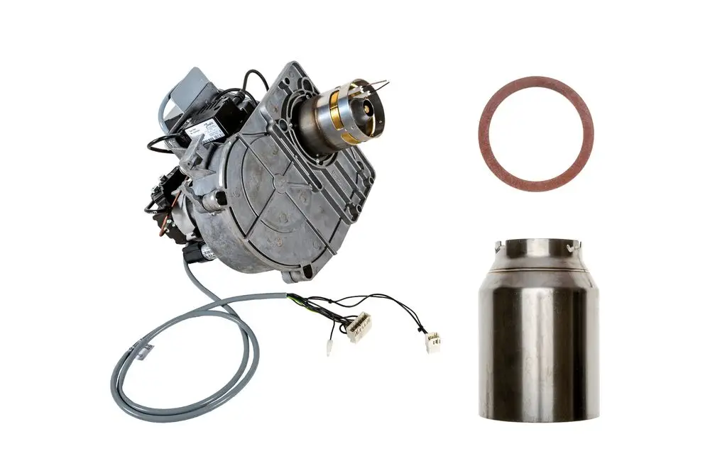 Brötje Brenner mit Anschlussleitungen, Metallgehäuse und Dichtungsring, dargestellt auf weißem Hintergrund. Separates Metallteil vor dem Brenner.