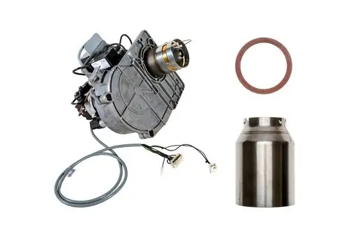 Brötje Brenner mit Anschlussleitungen, Metallgehäuse und Dichtungsring, dargestellt auf weißem Hintergrund. Separates Metallteil vor dem Brenner.