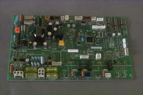 Grünes Leiterplattenmodul von Brötje mit verschiedenen elektronischen Komponenten, Anschlüssen und einer digital angezeigten Zahl in der oberen rechten Ecke.