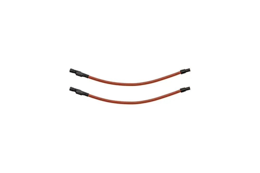 Zwei Brötje Zündleitungen in orange mit schwarzen Anschlüssen. Sie sind kurvenförmig und besitzen an beiden Enden Stecker für den Anschluss.