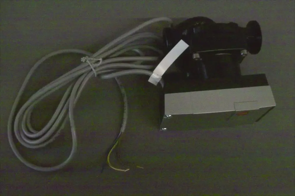 Brötje Pumpe mit einem schwarzen Gehäuse, mehreren Anschlusskabeln und einem grauen Montagesockel. Die Konstruktion ist für_installationen in Heizungsanlagen vorgesehen.