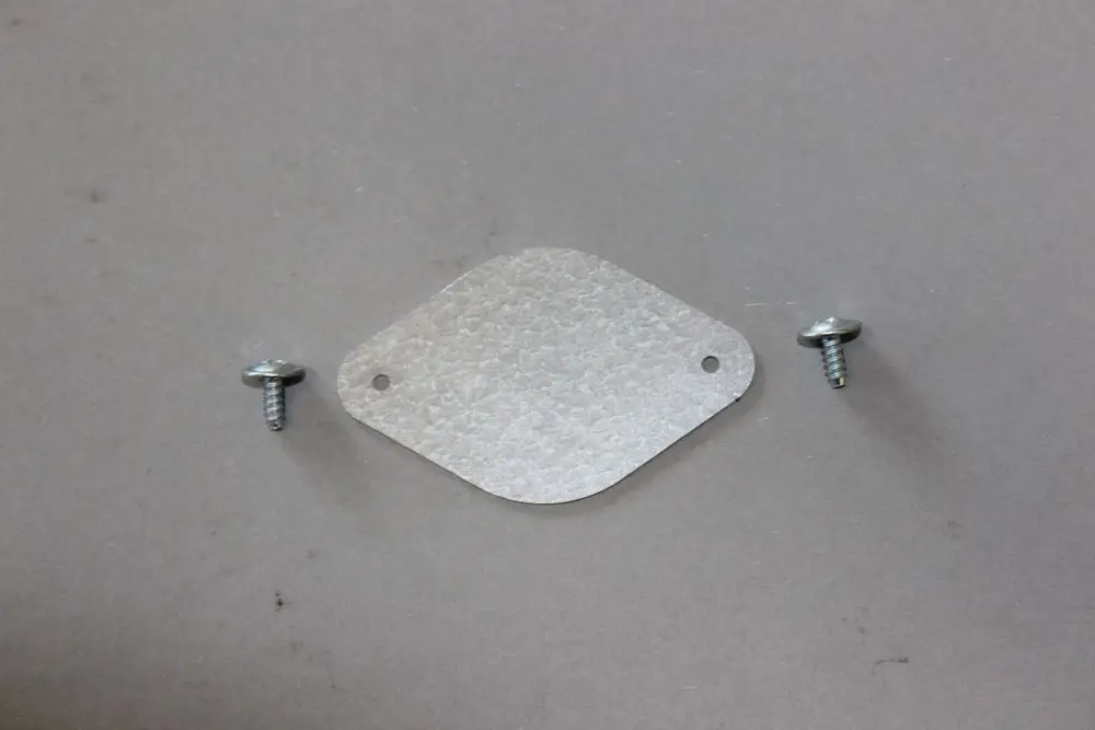 Brötje Verschlussplatte in runder Form, metallisch, mit zwei Löchern. Dabei zwei beiliegende Schrauben für die Montage.