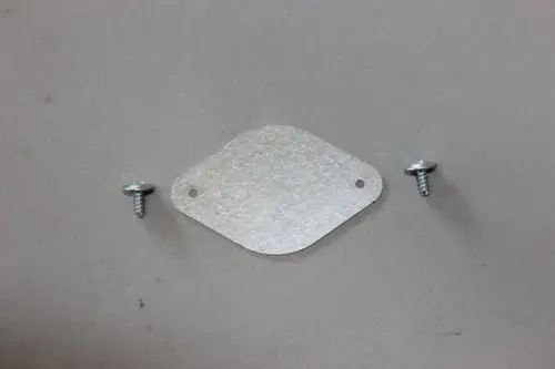 Brötje Verschlussplatte in runder Form, metallisch, mit zwei Löchern. Dabei zwei beiliegende Schrauben für die Montage.