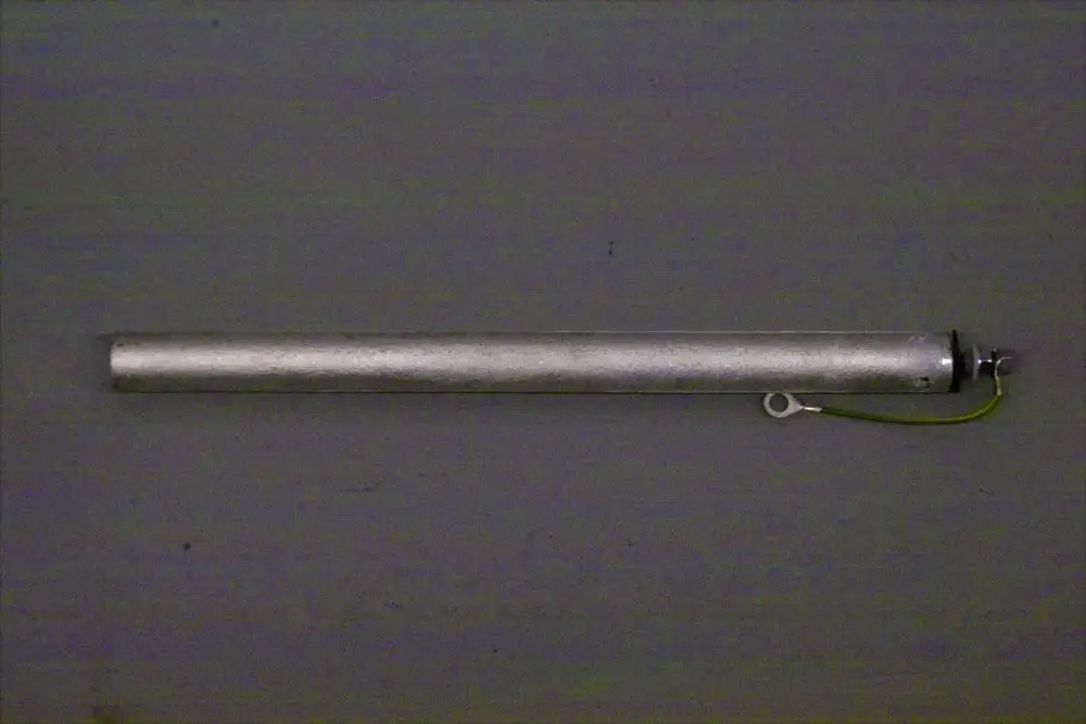 Aluminiumrohr mit einer Anschlussbuchse und einem Kabel, das für die Anode eines Brötje-Wärmepumpensystems verwendet wird.