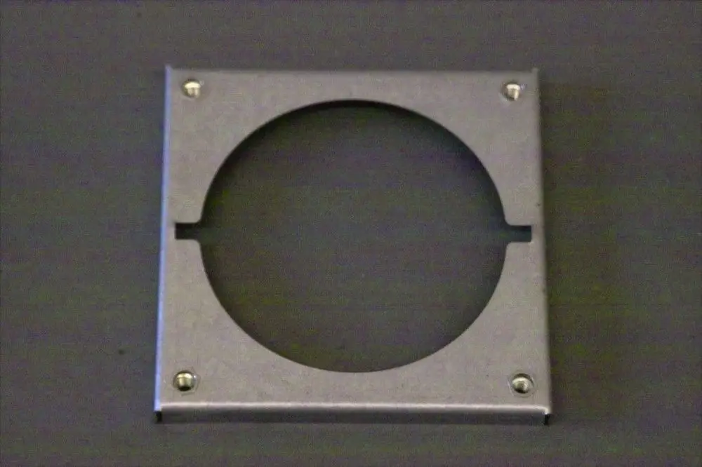 Metallisches Verstärkungsblech mit runder Aussparung, vermutlich für Heizungsanwendungen. Die Marke Brötje ist auf dem Produkt nicht sichtbar.