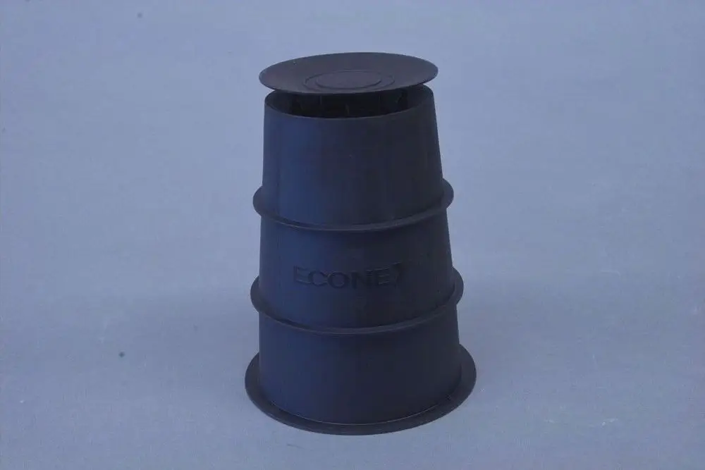 Schwarze Haube von Brötje, gehäuftes Design mit einer runden, flachen Oberseite. Das Produkt besteht aus flexiblem Material und hat mehrere horizontale Rillen.