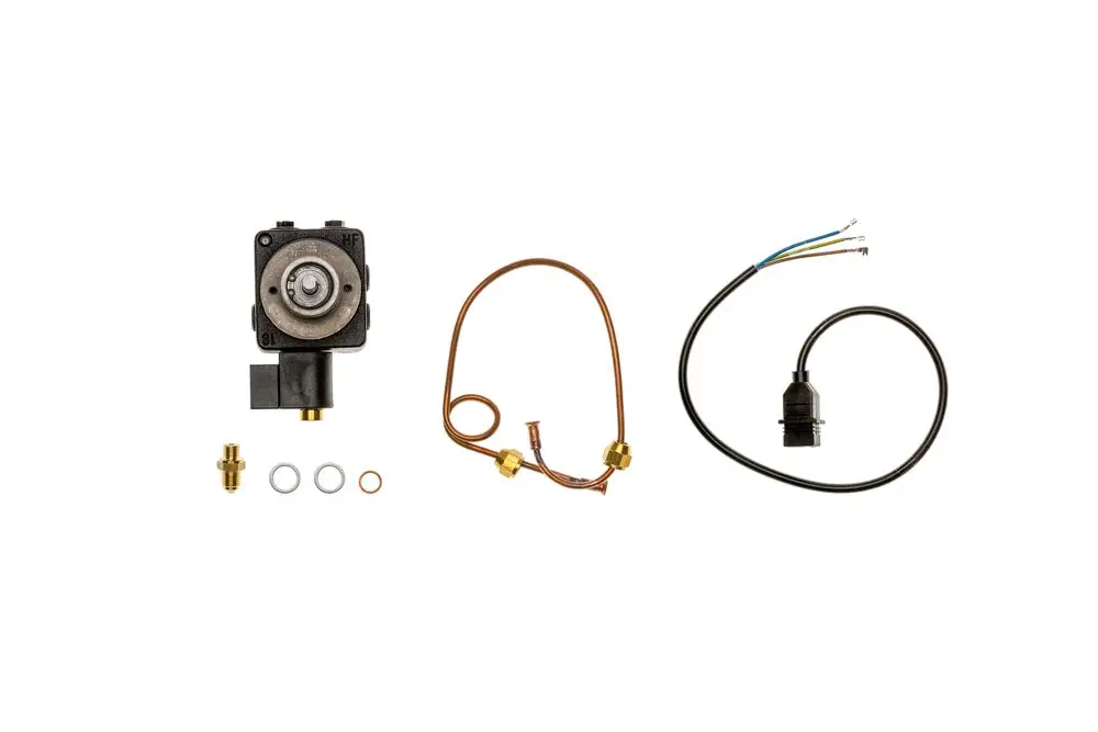 Ölpumpe von Brötje, bestehend aus einer Hauptpumpe, Kupferleitung, verschiedenen Dichtungen und einem Kabel mit mehreren Drähten für die elektrische Verbindung.