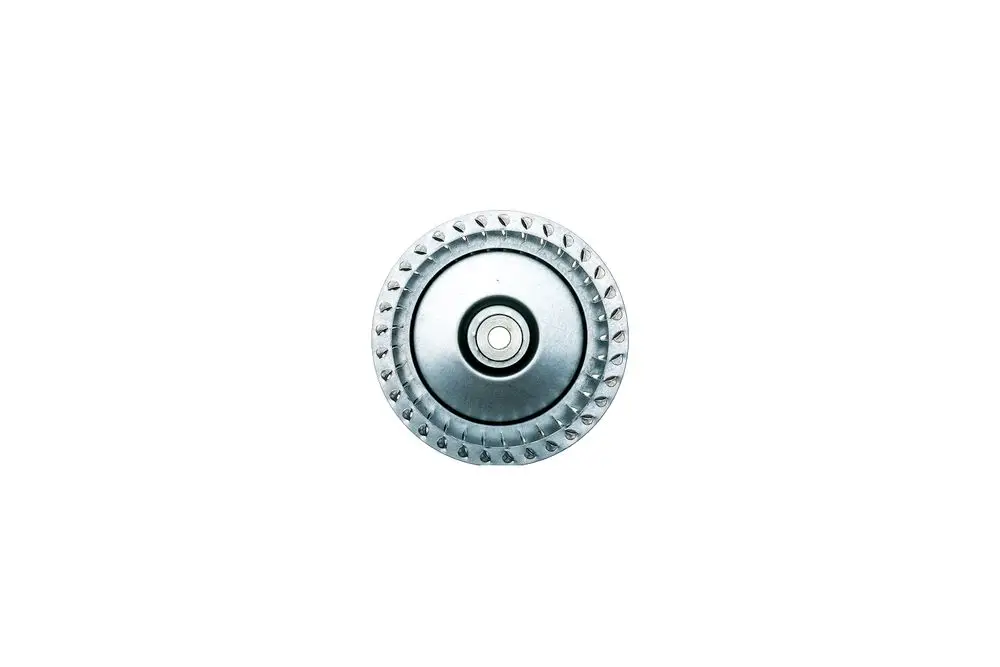 Brötje Ventilatorrad, runde Metallfläche mit zentralem Drehpunkt und umlaufenden Verzahnungen, vor weißem Hintergrund.