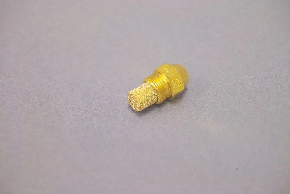 Brass-Düse von Brötje mit einem rauen, konischen Ende und einem Gewindeanschluss. Düse auf grauem Hintergrund platziert.